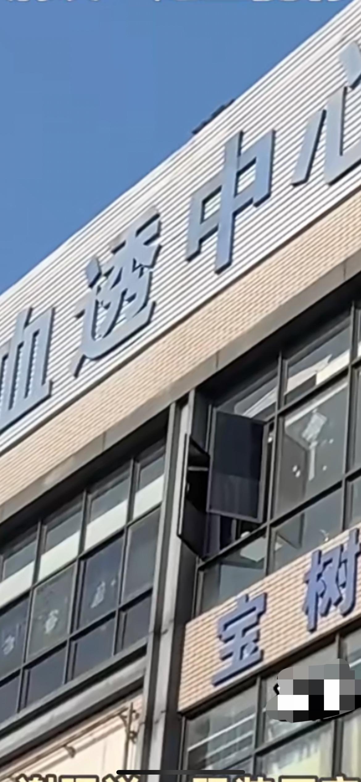 广州天河，长𡌶地铁站附近一栋不起眼的楼房，缝纫机的嗒嗒声从早响到晚，这里称为＂