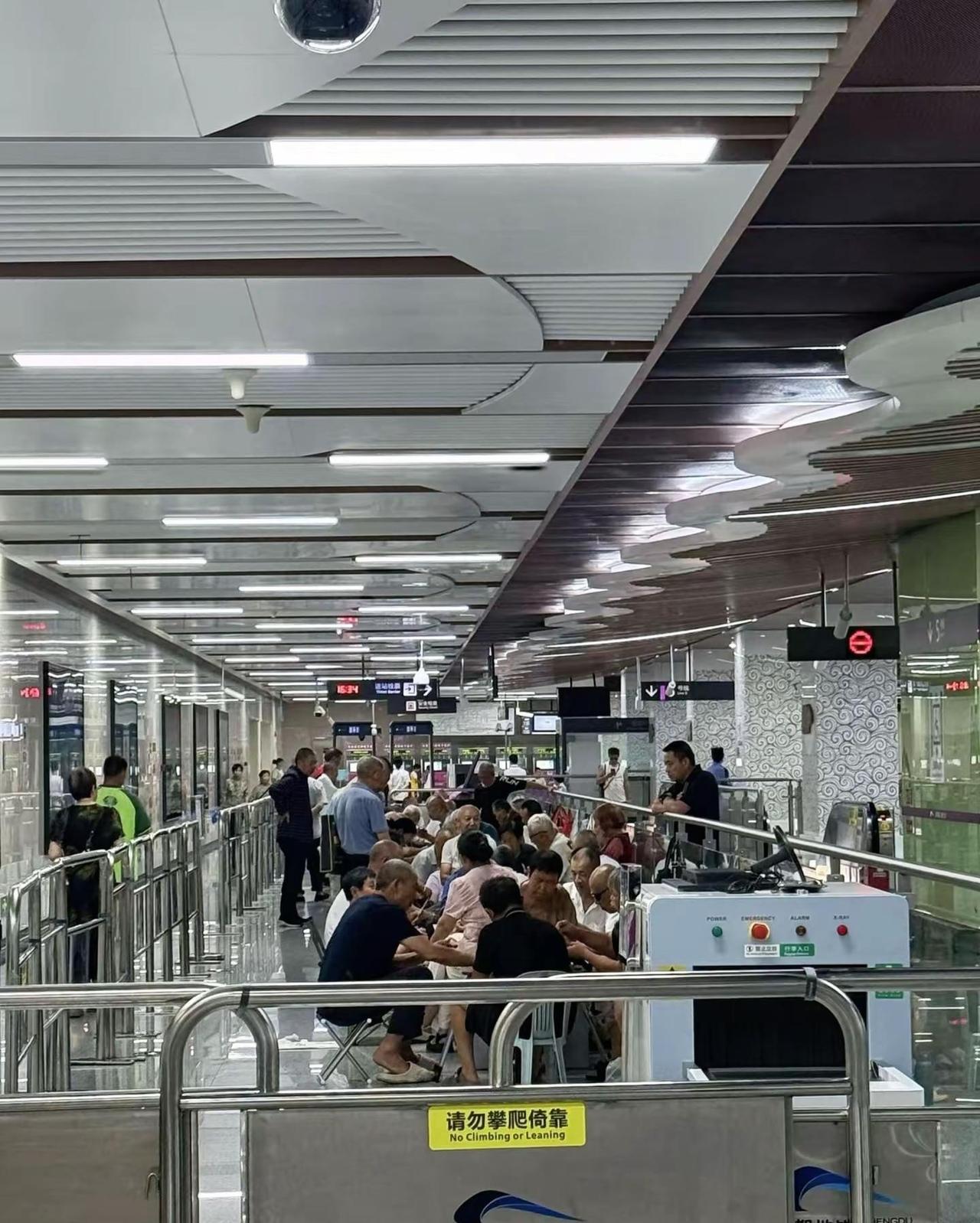 没有哪座城市这么舒适了！dou上热门 成都包容性就是这么强！地铁站提供纳凉服务，