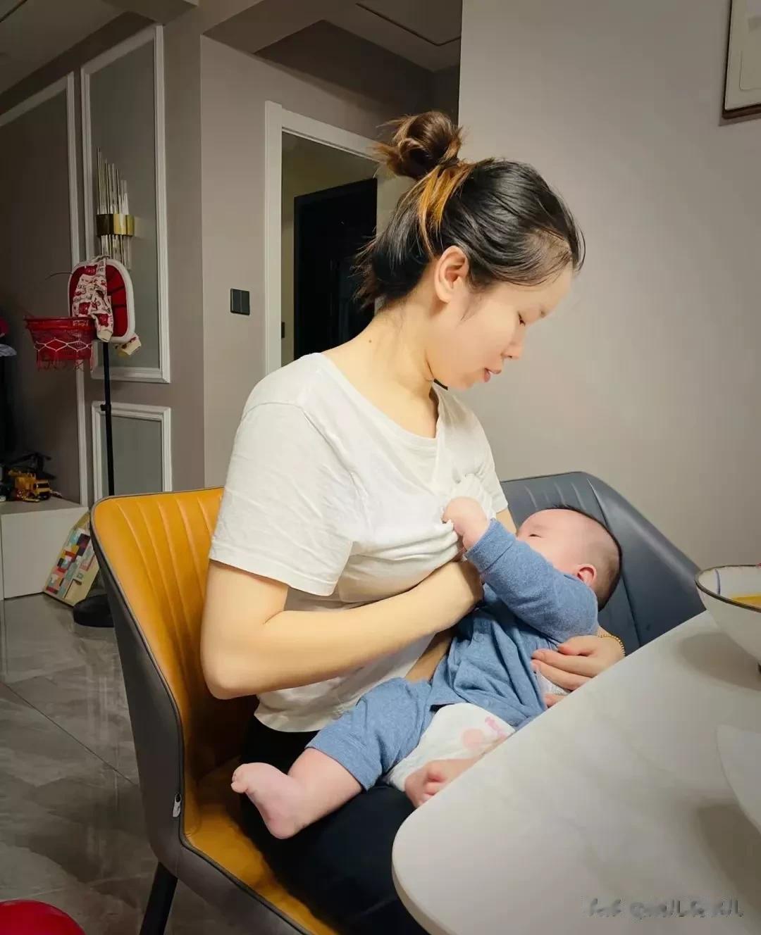 有个关于婴儿吃奶的问题我一直没明白！
宝宝已经4个月了，可为什么我给我家孩子喂奶