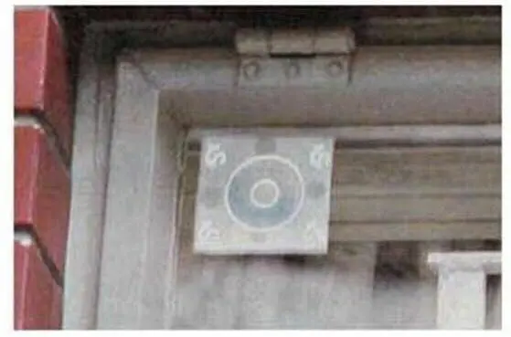 房门上唐先生贴着用来召唤爱人魂魄的符咒