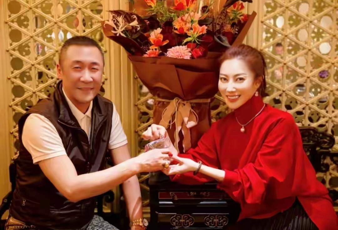 章子怡嫂子演员殷旭庆祝43岁生日，打扮端庄优雅，黑天鹅蛋糕很有心思，看起来还是那