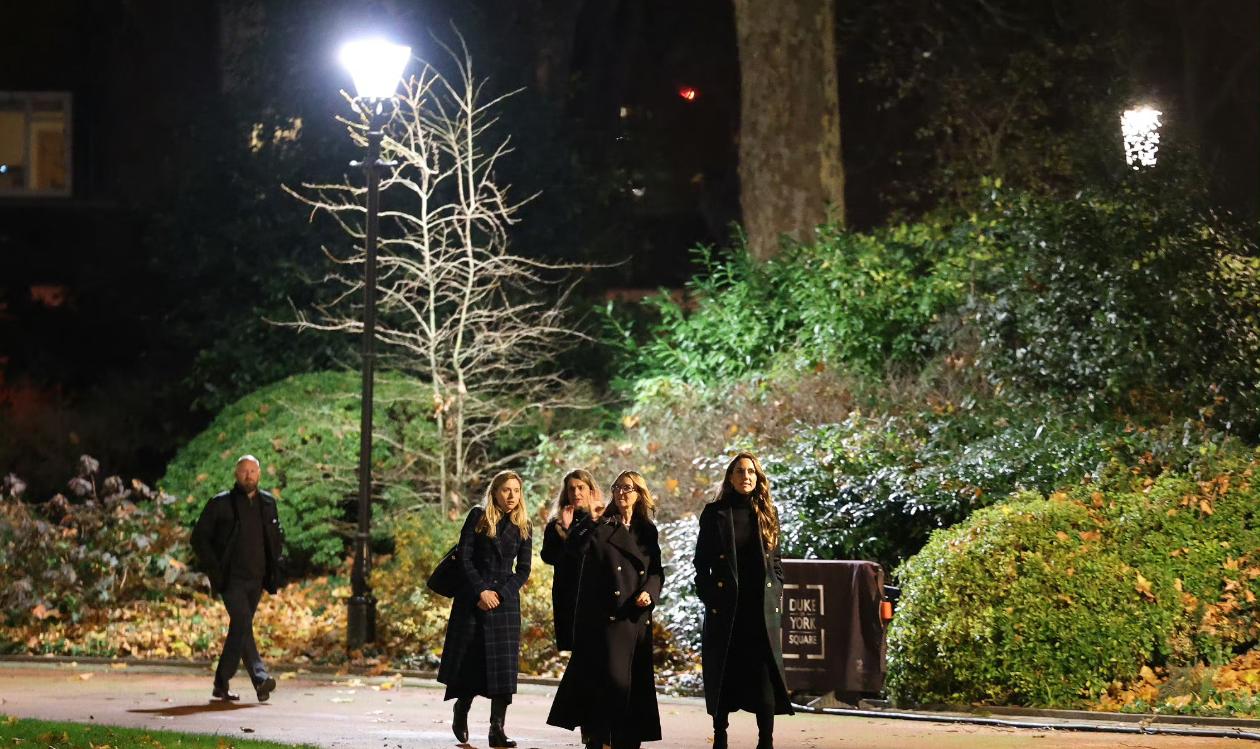 ​​​凯瑟琳昨天佩戴的一对双雏菊耳坠是新品，品牌是Butler & Wilson