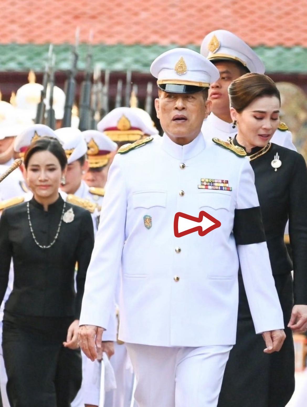 今晚新闻联播一播，
泰国王访华的画面里有个细节直接把我目光勾住了——他左胳膊上那