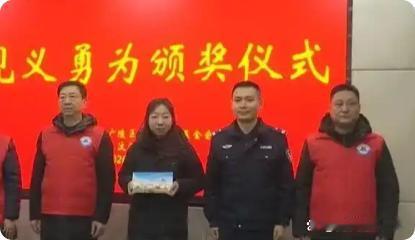 近日，江苏扬州一名老年男子在某金店不问价格狂购26万元金条并要求寄往广东，店员屠