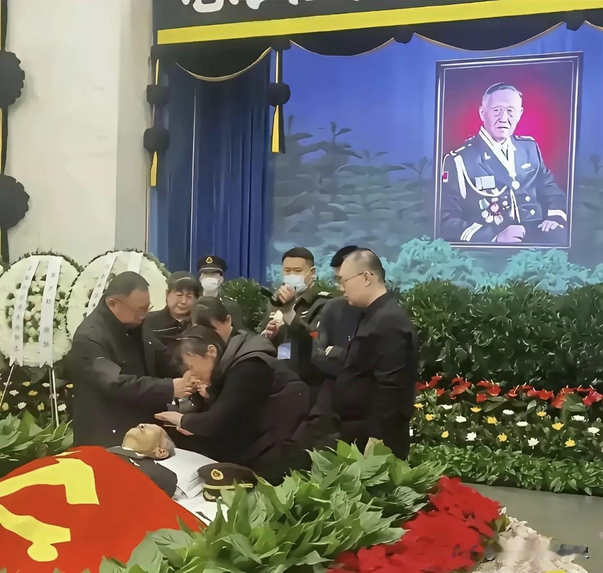 肃穆的告别大厅里，哀乐低回，鲜花簇拥。
李来柱上将静卧于灵柩之中，鲜红的党旗覆盖
