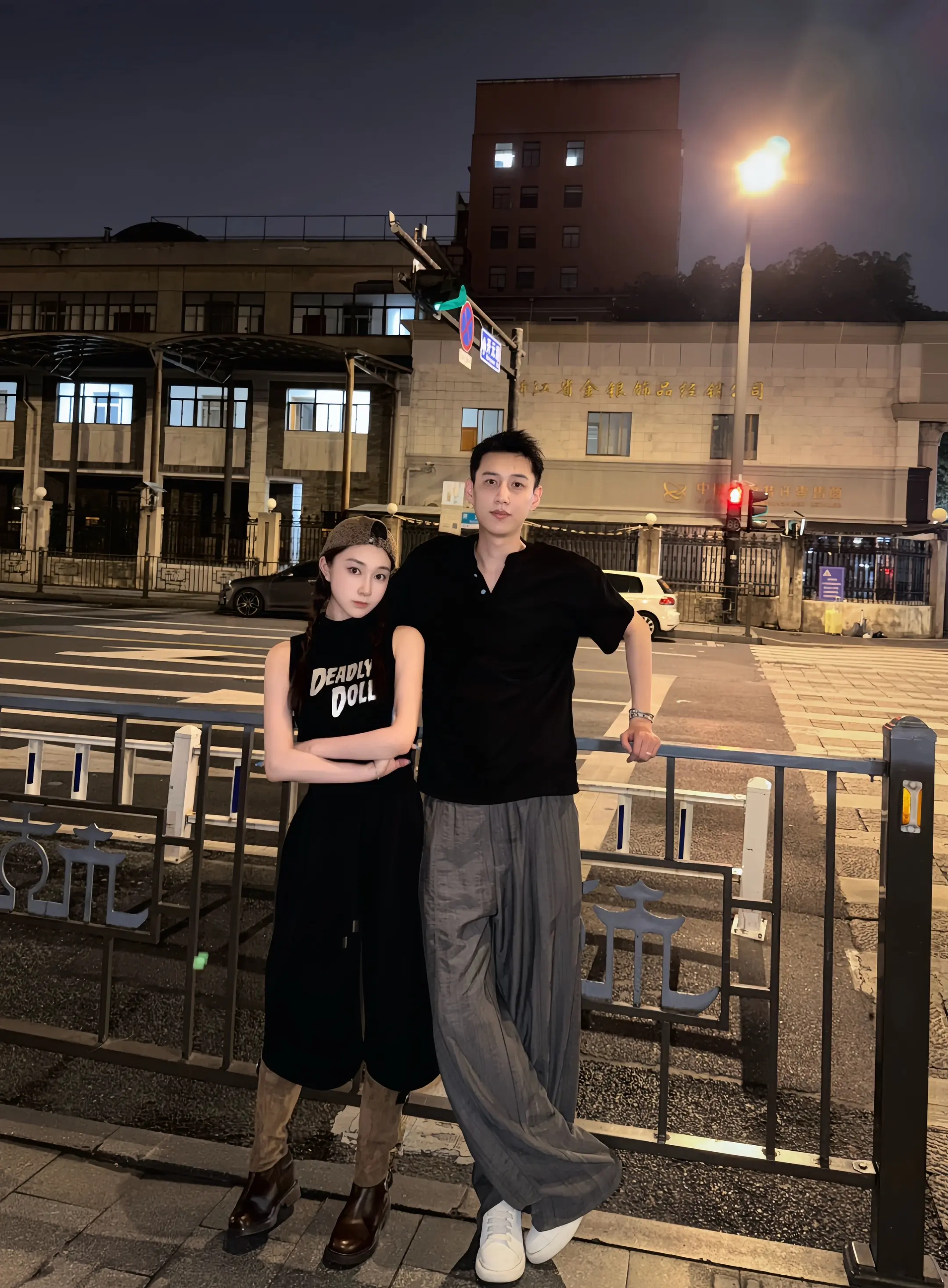泥土里正钻出倔强的蒲公英