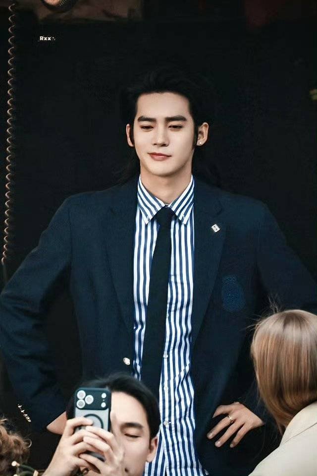 F1上海站明星现场🈶：于适、刘雨昕、李昀锐、周柯宇 