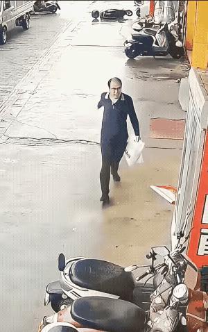 家人们，今天必须跟你们唠唠！

      刚看到一哥们儿，那走路姿势，迈着六亲