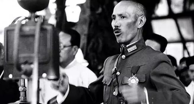 到1946年，蒋介石手里曾经握有过430万大军，如此庞大的数量和各种天上地上的辎