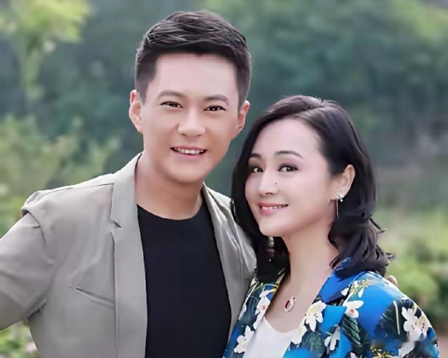 高颜值组合
王斑和曹颖这对夫妻简直是颜值与才华并存。王斑在娱乐圈不算大红大紫，但