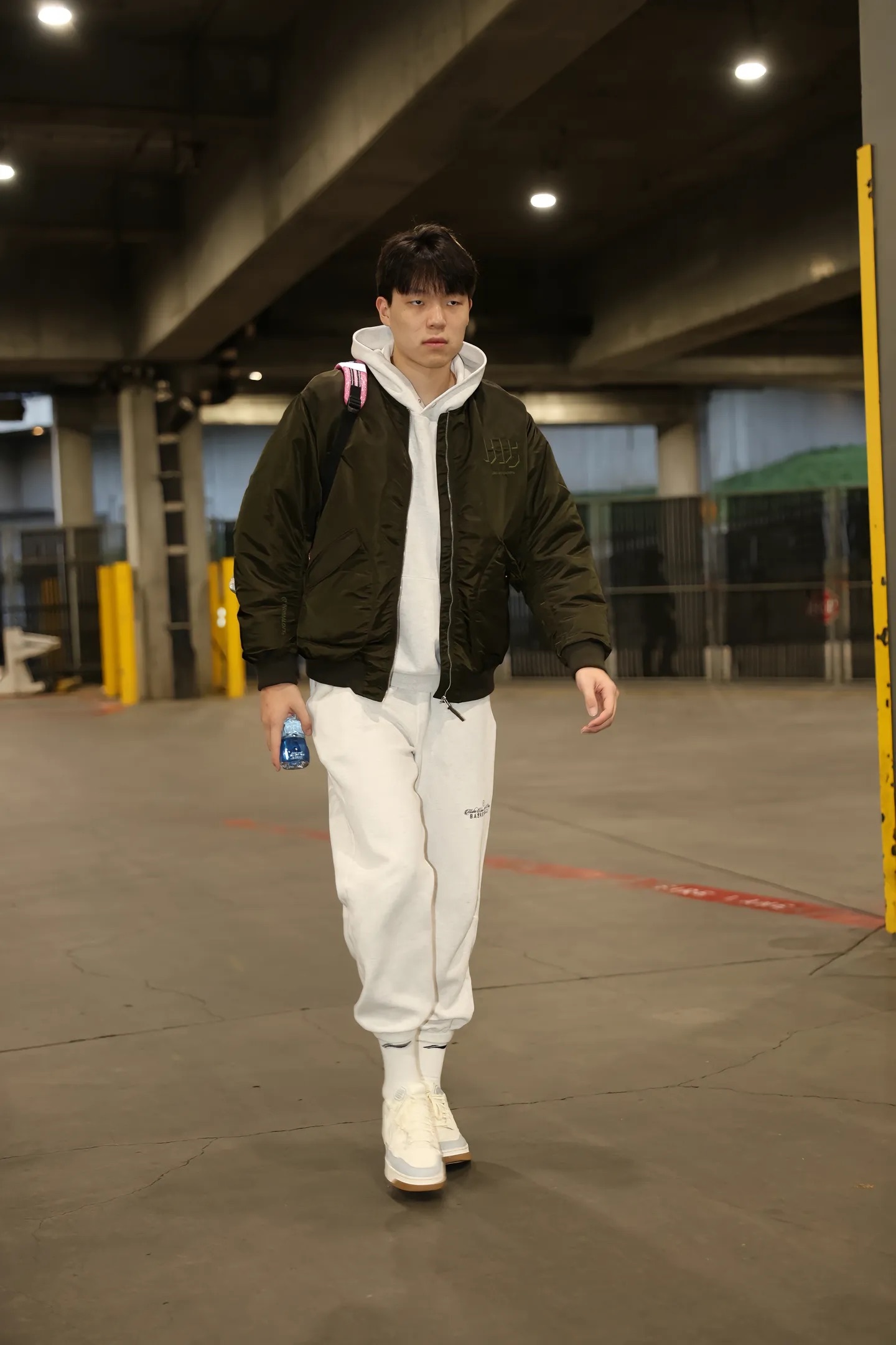 杨瀚森今天发抖音了！！！一共发了九张图，文案是: 鸡公煲～鸡公煲～重点是！他官宣