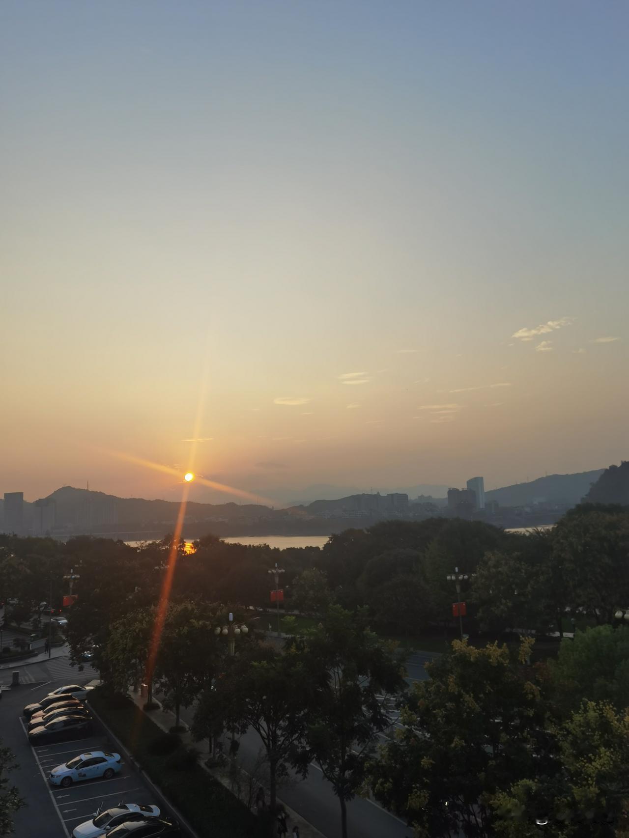 生活贵在适意，中年贵在淡然，一心向美向善，一笑泯去仇怨，只要心境天高云淡，人生自