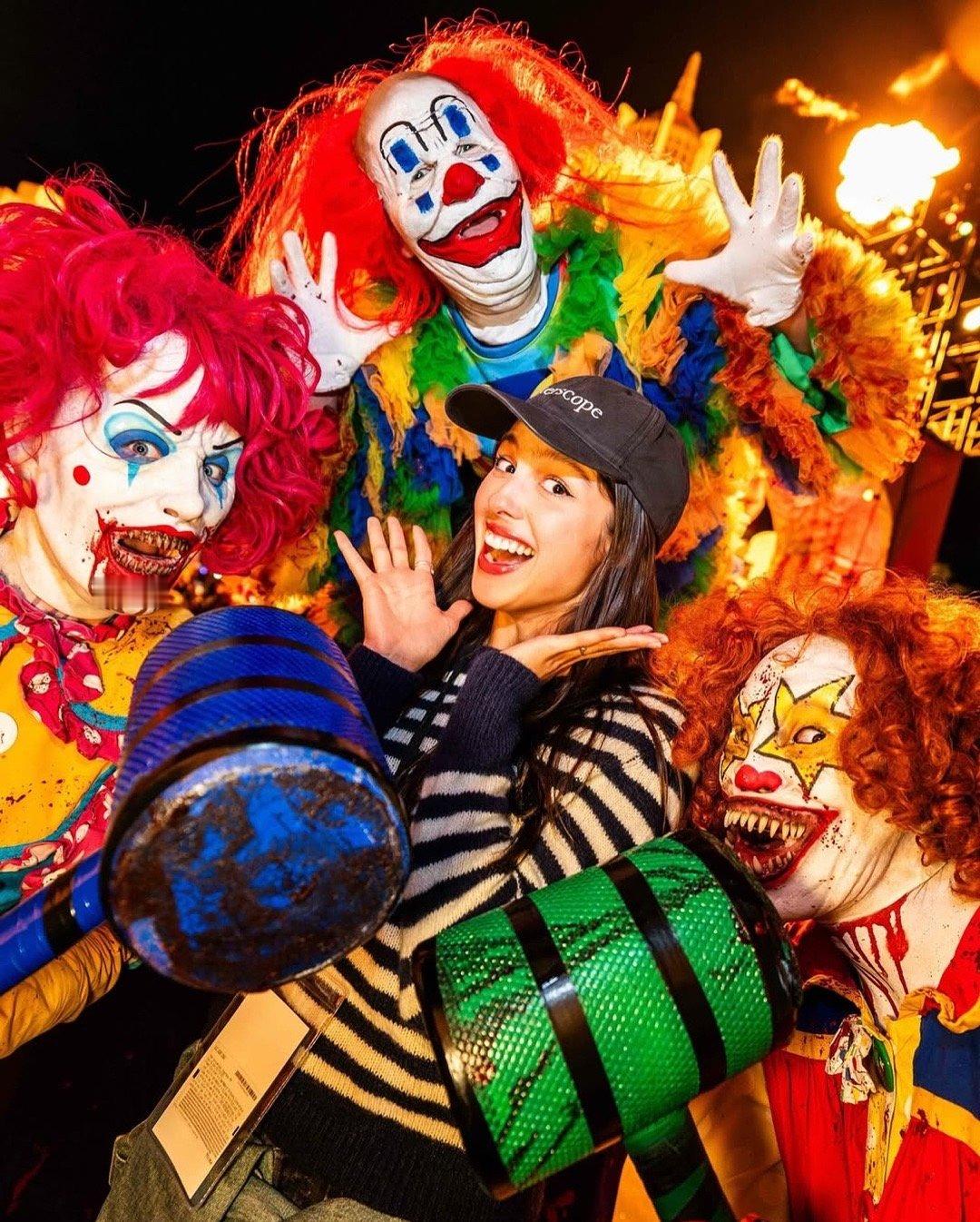 娅娅与男友Louis参加好莱坞环球影城的万圣节之夜，甜蜜小情侣！💞 ​​​