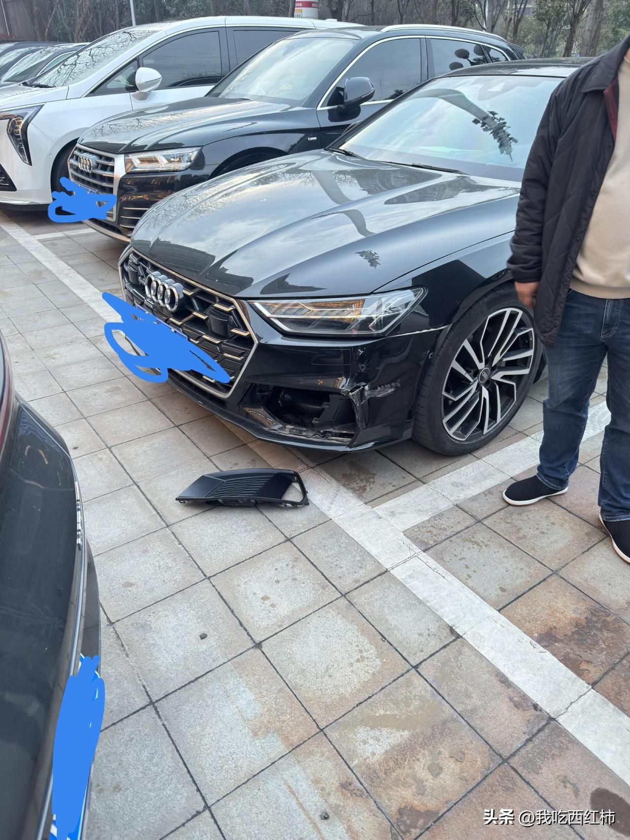 新买的A7停停车场被撞了！
我的车停在饭店停车场，正在吃饭服务员来问这车是谁的被