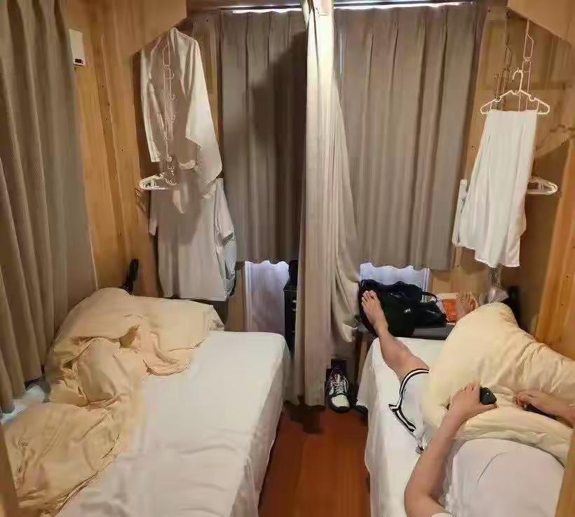 一张195厘米的床，把韩国男篮逼出了集装箱。

9月16日下午，韩国男篮全体队员