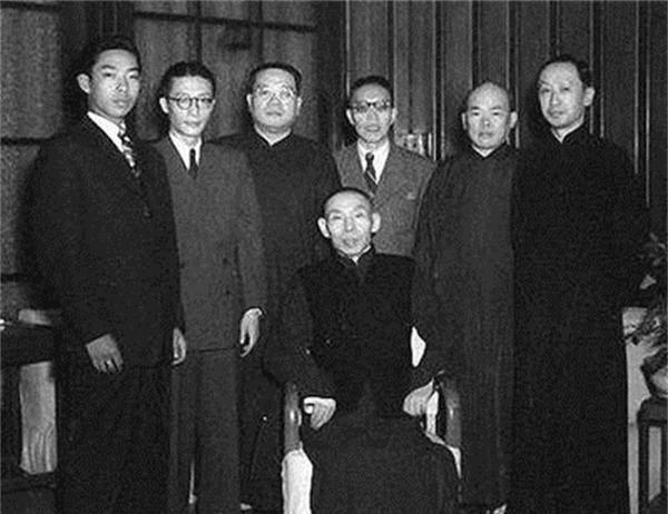 杜月笙恩人儿子前来投靠，杜月笙夫人以撒钱方式试探，过关后成为杜门核心红人！
19