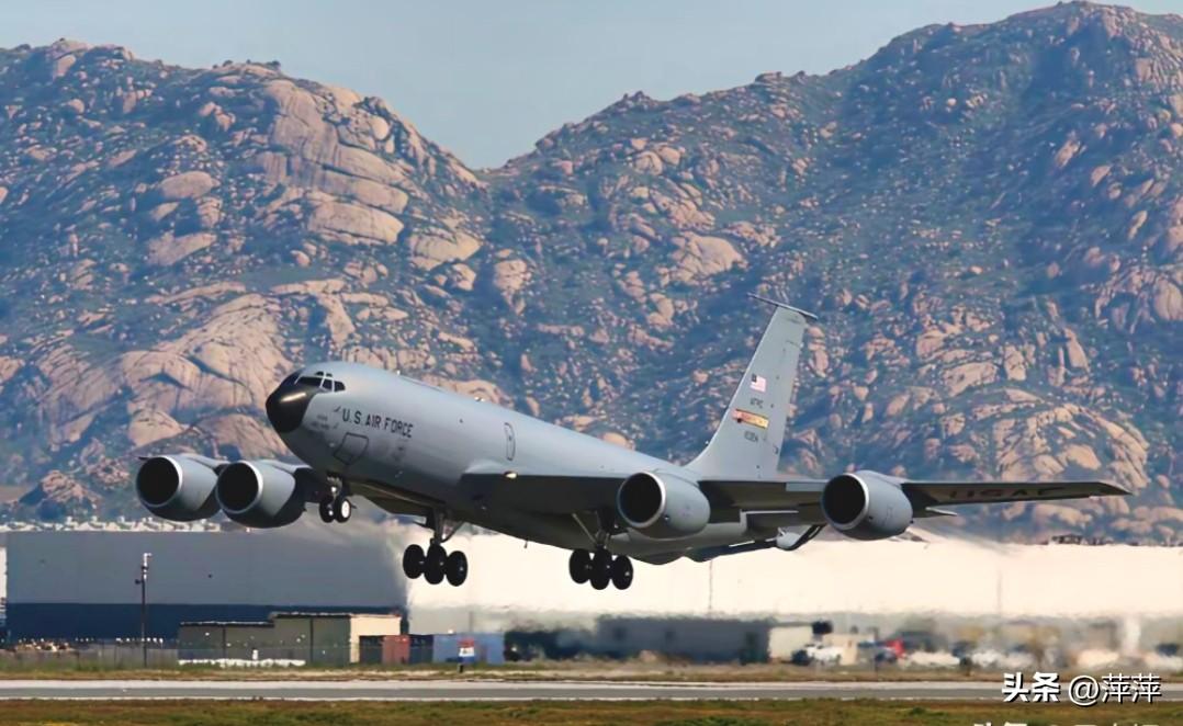 当地时间2026年3月12日，美军一架KC-135空中加油机在伊拉克西部坠毁，事