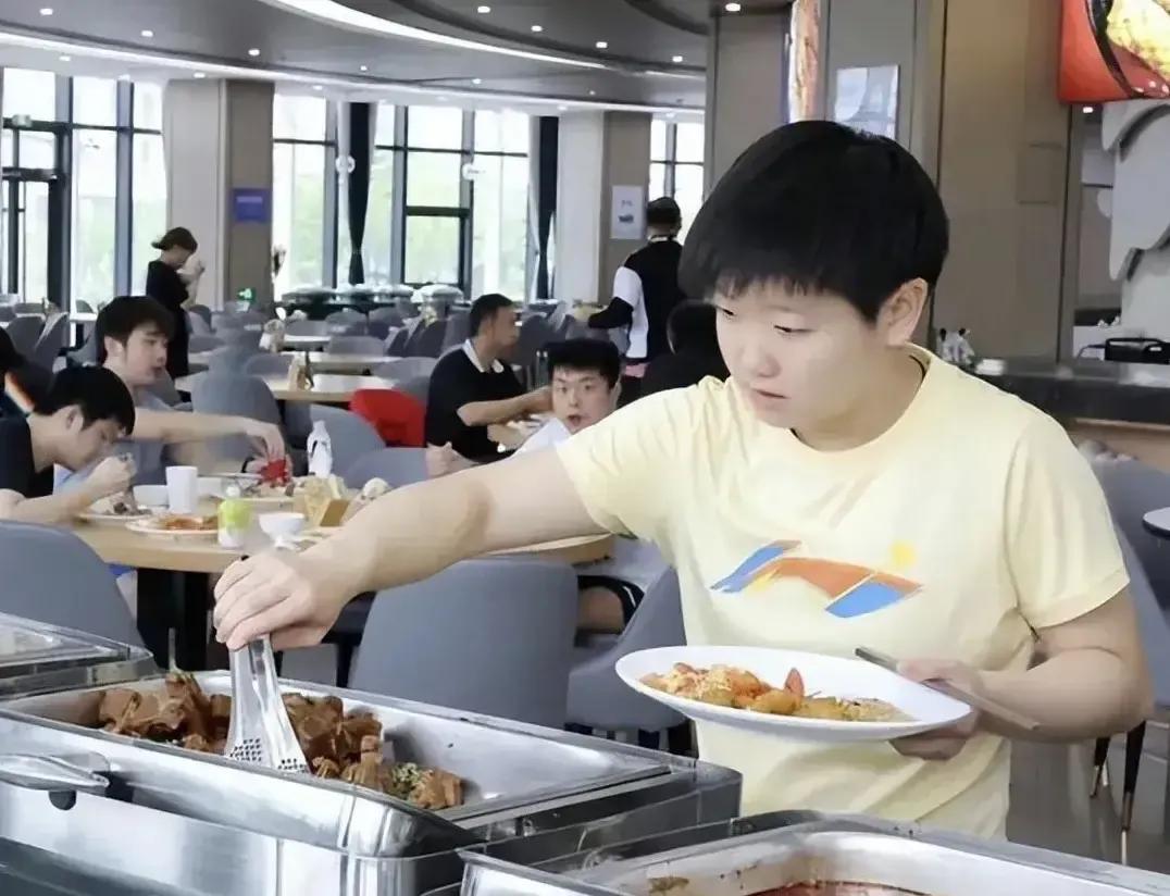 呼叫平昌来看看杭州亚运会的伙食。国乒开始了训练。