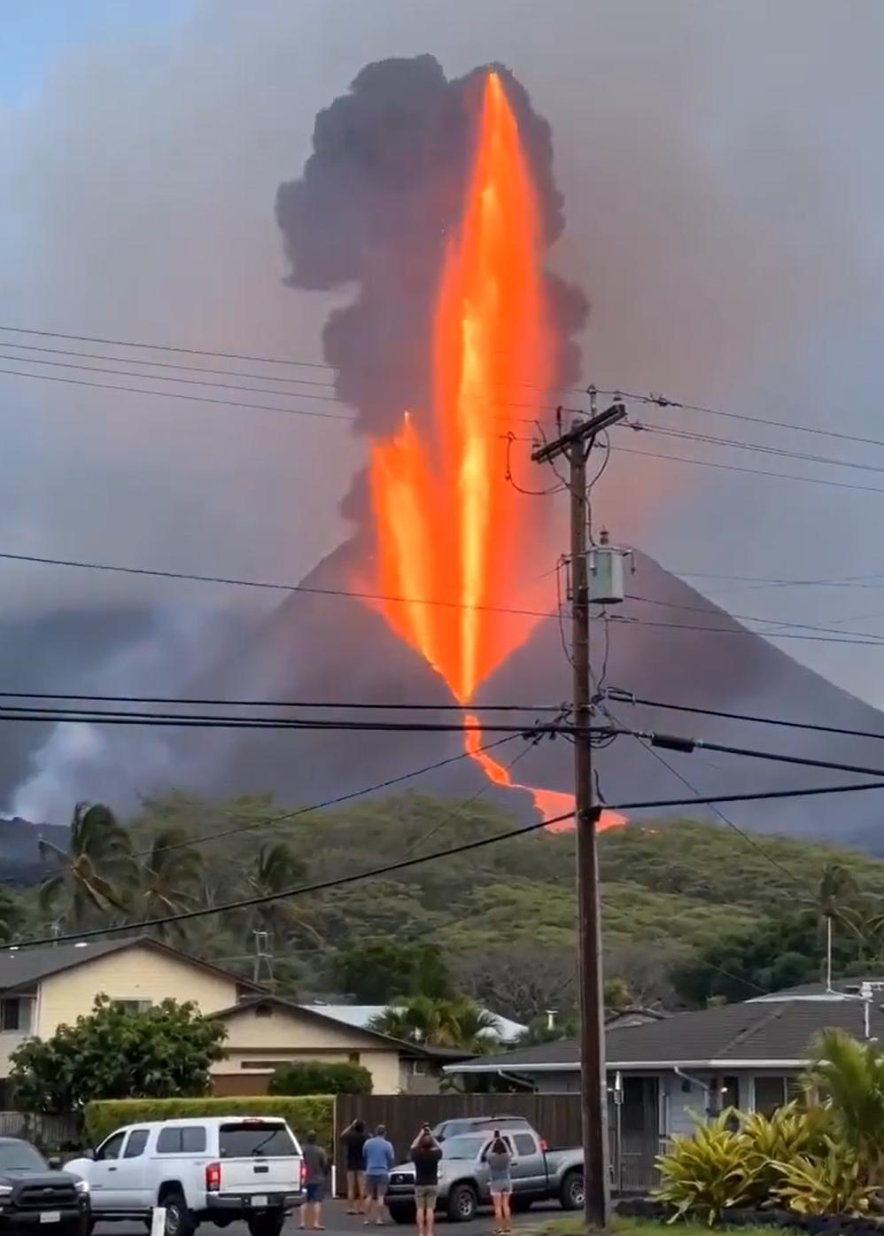 印尼阿纳克的克拉卡托火山喷发了。

这场面确实壮观。

但是有个疑问，知道这是活