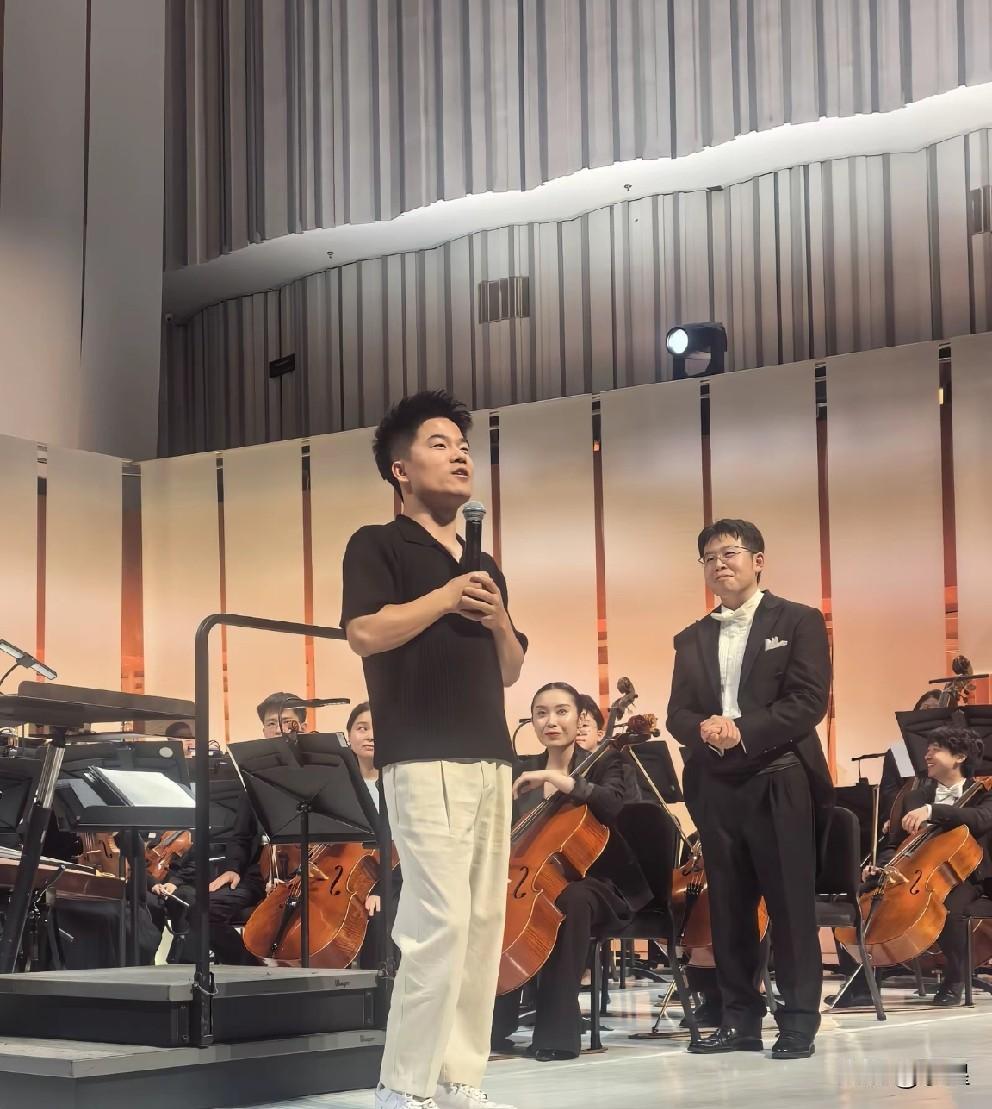 看到前方发回的报道
董宇辉的音乐会办的也太热闹了
指挥不仅指挥乐队，也指挥观众[