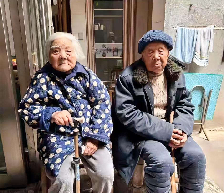 偶然刷到一则暖心故事，满心触动又羡慕。
浙江天台张瑞苗102岁、邢彩妹101岁，