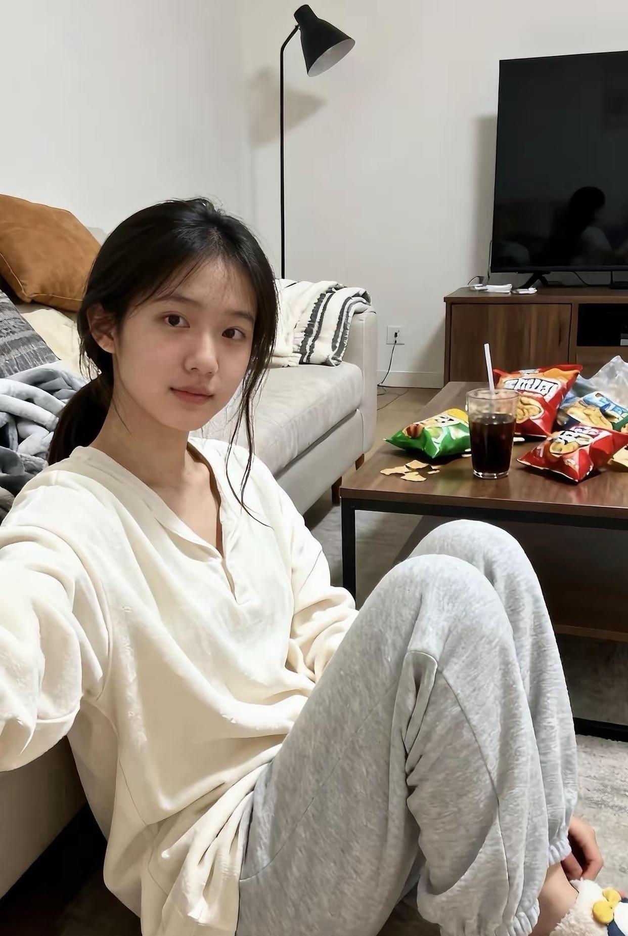 女儿今年20岁了，这样的颜值，以后找个帅气点的老公应该不难吧！