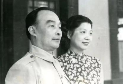 1947年，51岁的胡宗南娶了小他17岁的戴笠情人叶霞翟，其实他们两人早就暗生情