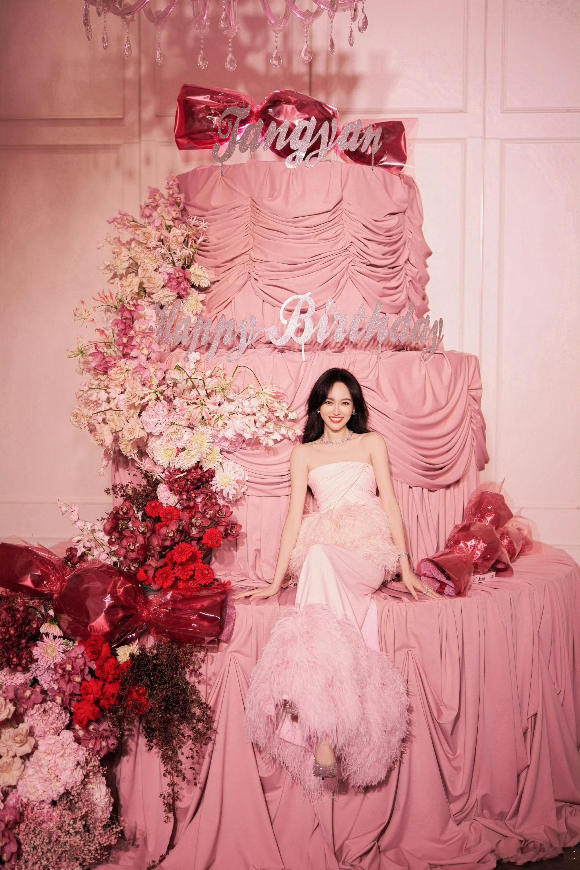 这组生日大片也好唐嫣啊  甜甜的 明媚又大气还有幸福感[鲜花] 