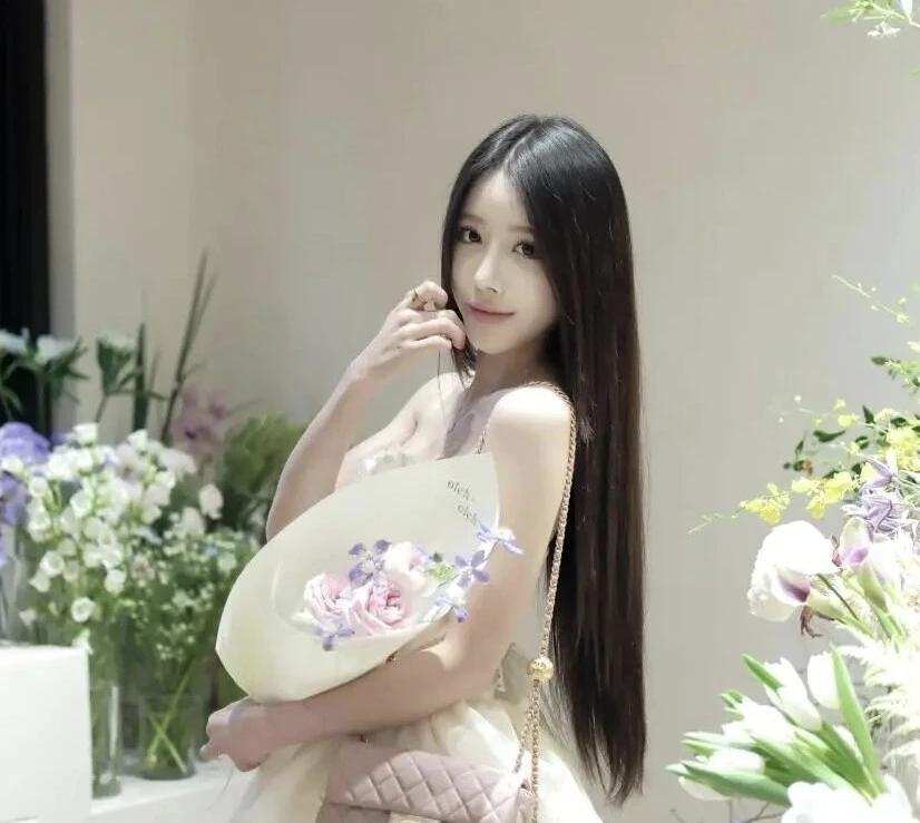 浸在花海里，连风都裹着柔粉与浅紫的香。裙摆轻晃时，花束里的温柔就漫了出来。