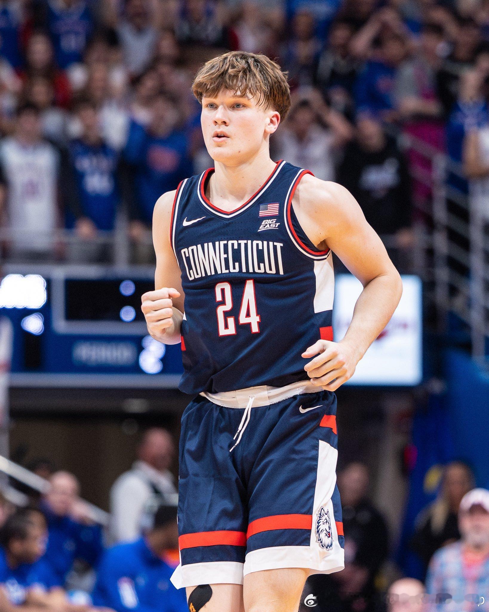 全美五星后卫Braylon Mullins大学生涯首次先发出场，赛季初因伤病原因