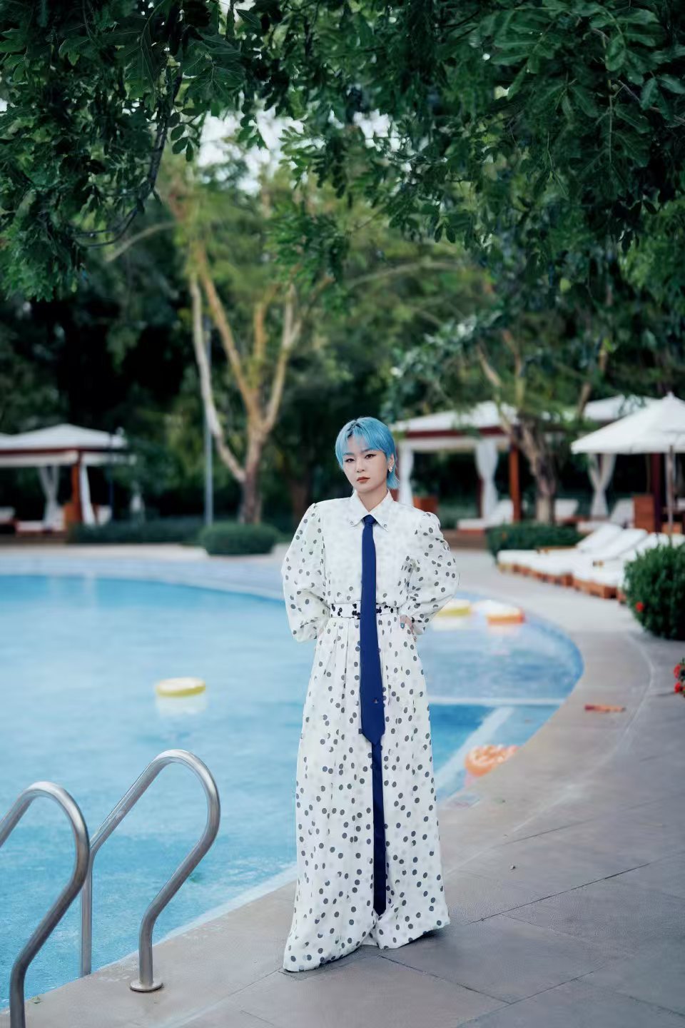 周笔畅ELLE造型周笔畅elle红毯周笔畅ELLE泳池风太赞！白波点裙配深蓝长领