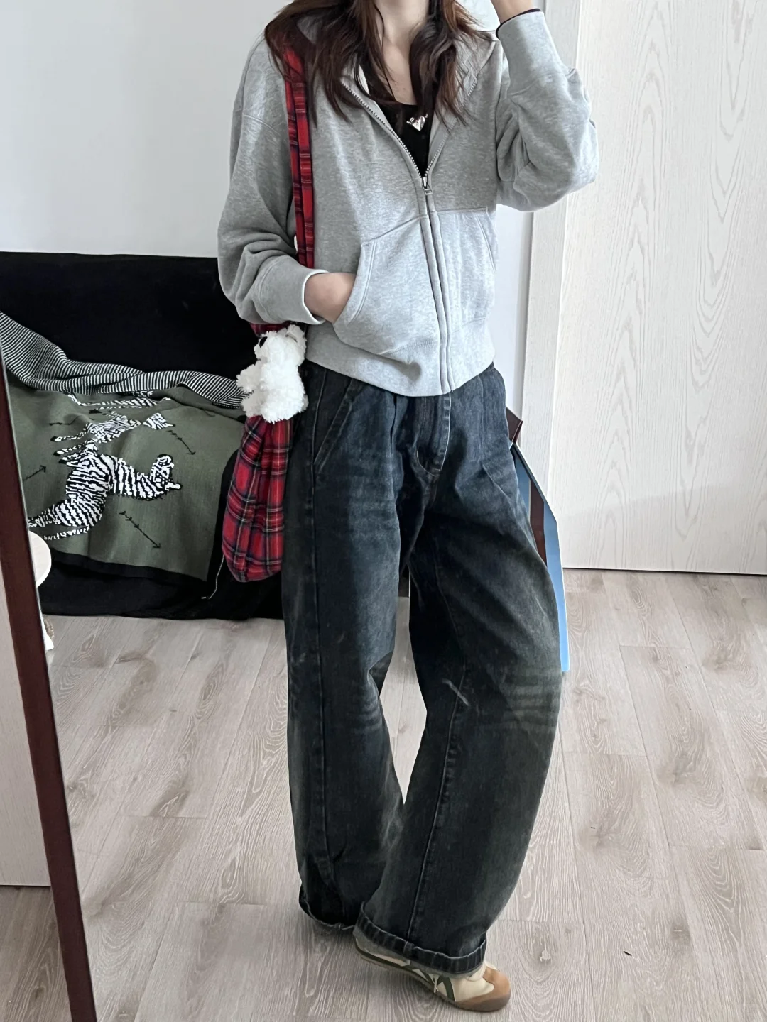 灰色短卫衣