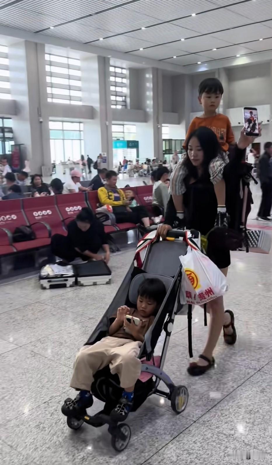 关键是还穿拖鞋走，出远门必须穿上鞋袜