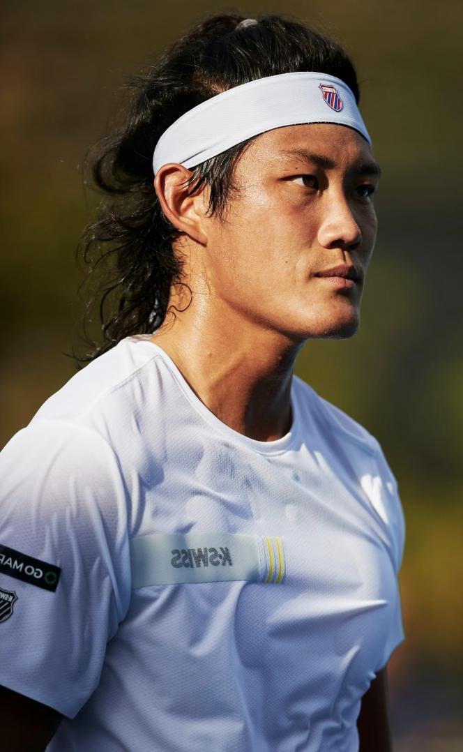 当张之臻身着那件全新设计的蓝色战袍，英姿飒爽地踏上2024年澳网大满贯单打赛场时