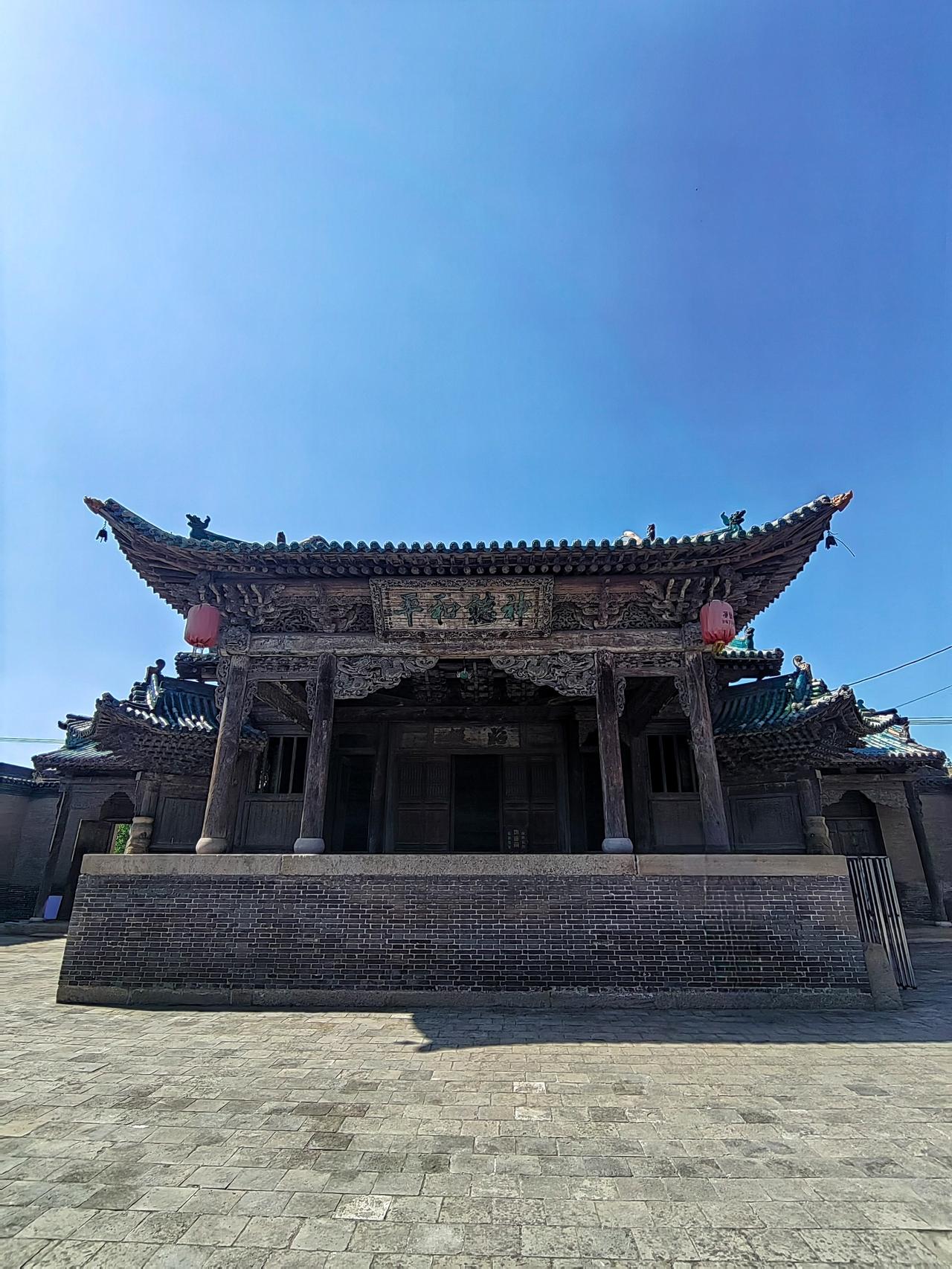 山西太谷净信寺.戏楼
来，听说又关门了，还真是看一眼少一眼啊
净信寺中轴线南端的