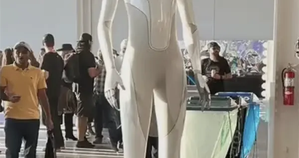 特斯拉机器人V3量产版亮相！马斯克透露：非常精致