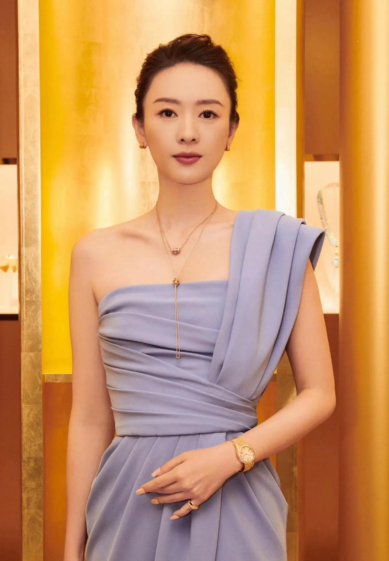 童瑶的"清冷贵气"风，狠狠拿捏了！
 
童瑶这组淡蓝色斜肩礼裙的造型，真的美到了