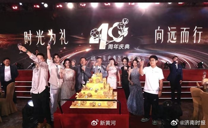【黄河时评｜一张合影让风评“翻车”，#家族企业剧情化进入流量反噬期# 】#洁丽雅