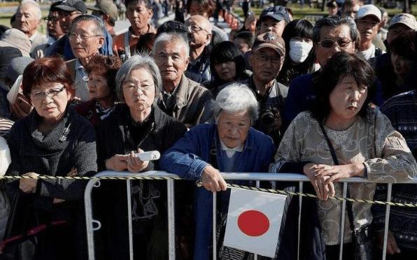 最近日元快把日本逼疯了

美元兑日元汇率，最近一直在159左右晃。就差那么一点点