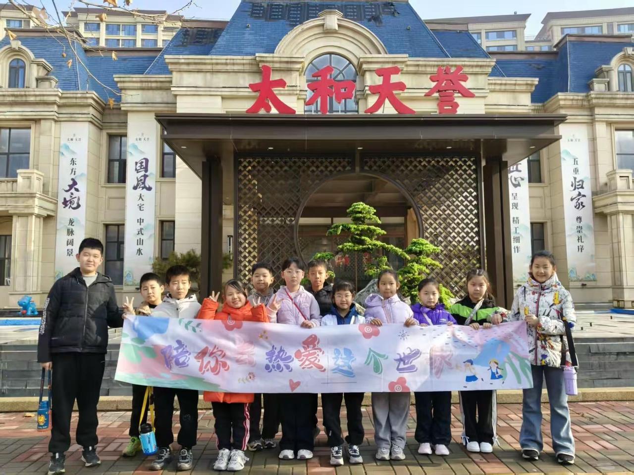 军营砺志，植树添绿。在汗水里学会坚持，在泥土中种下希望，小小少年向阳成长🌱