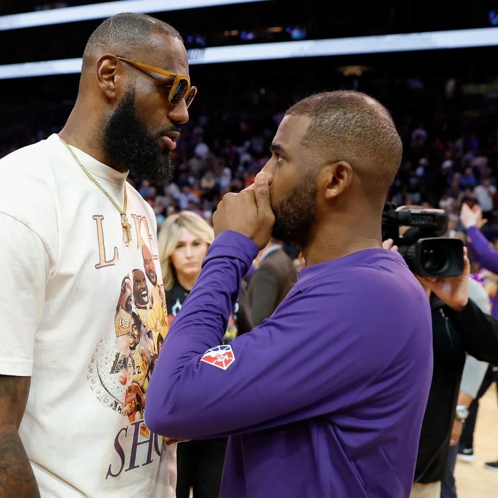 NBA现役球员助攻榜：

1、保罗：12499
2、詹姆斯：11584
3、威少