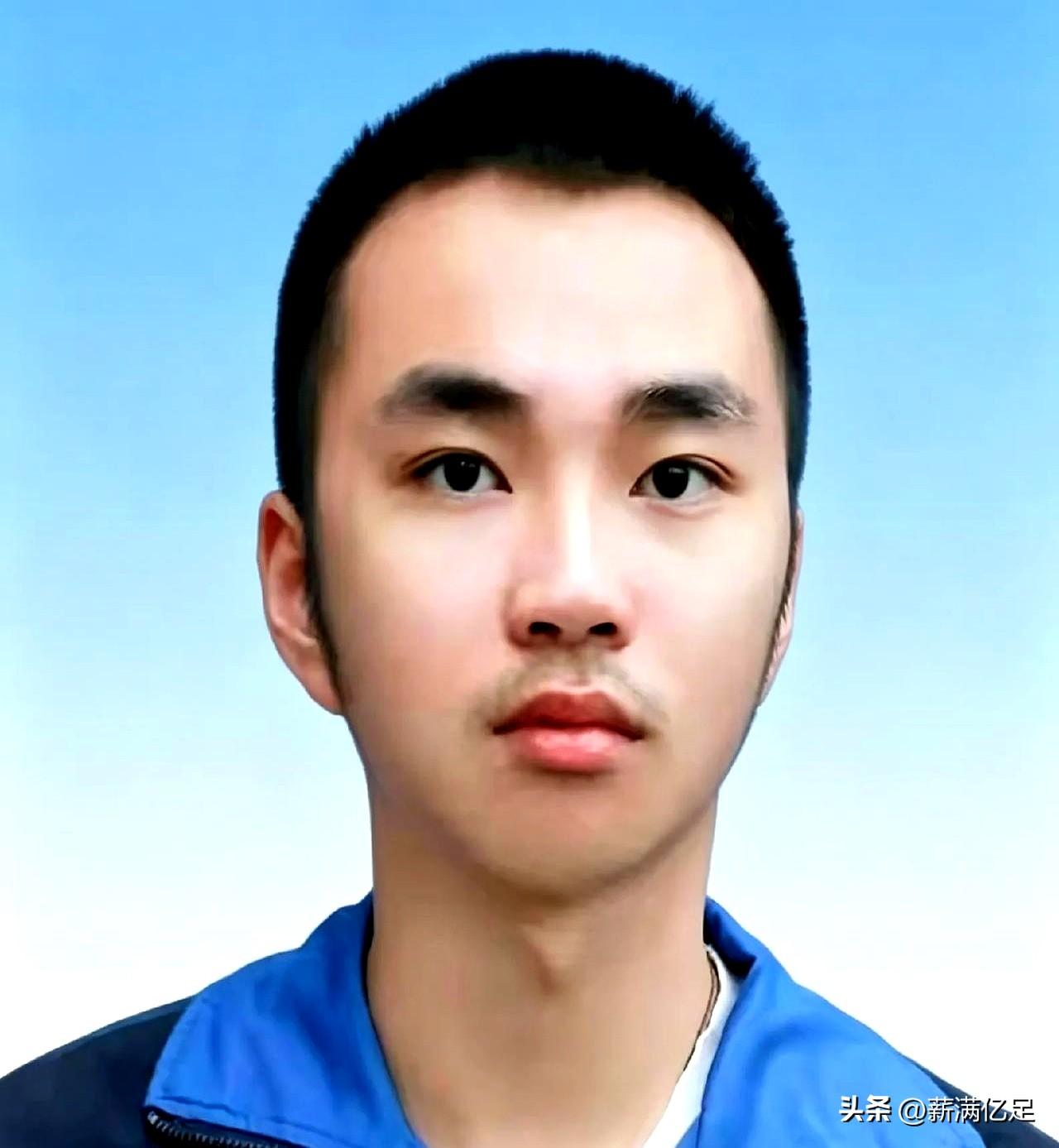 抱着西瓜接电话的那一刻，月星村只剩蝉声。
男孩愣了半分钟，才喊出一句“做到了”。