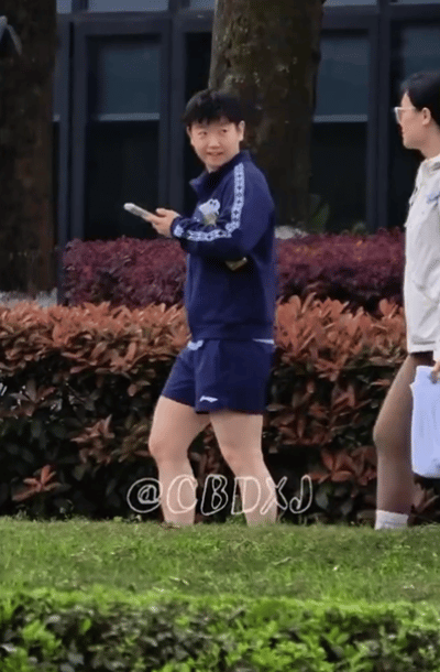 今日份白嫩嫩的小莎，又换了手机壳哦，
我们莎莎是手机壳富翁，好多手机壳换着用😁