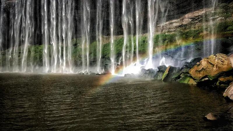 上联：飞泉泻玉，千峰雾锁藏清韵；
下联：挂瀑垂虹，一壑云开见悠然。