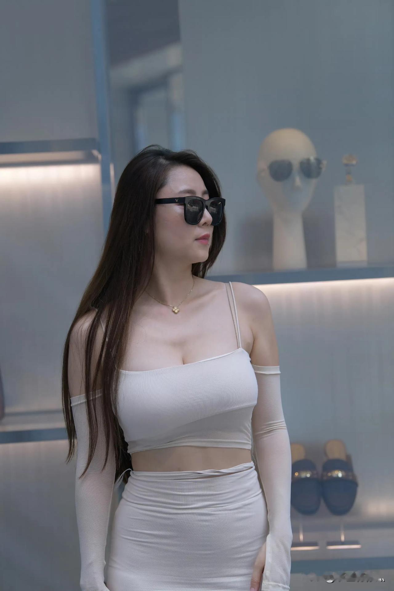 🎥街拍时偶然遇到一位美女，她的美丽让人惊艳😍！时尚的穿搭，优雅的气质，吸引了