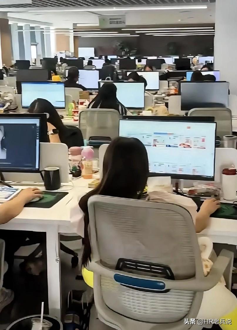 今天加班拉了一场线上面试，候选人上一份工作干了8年离职，hr总监问是什么原因让自