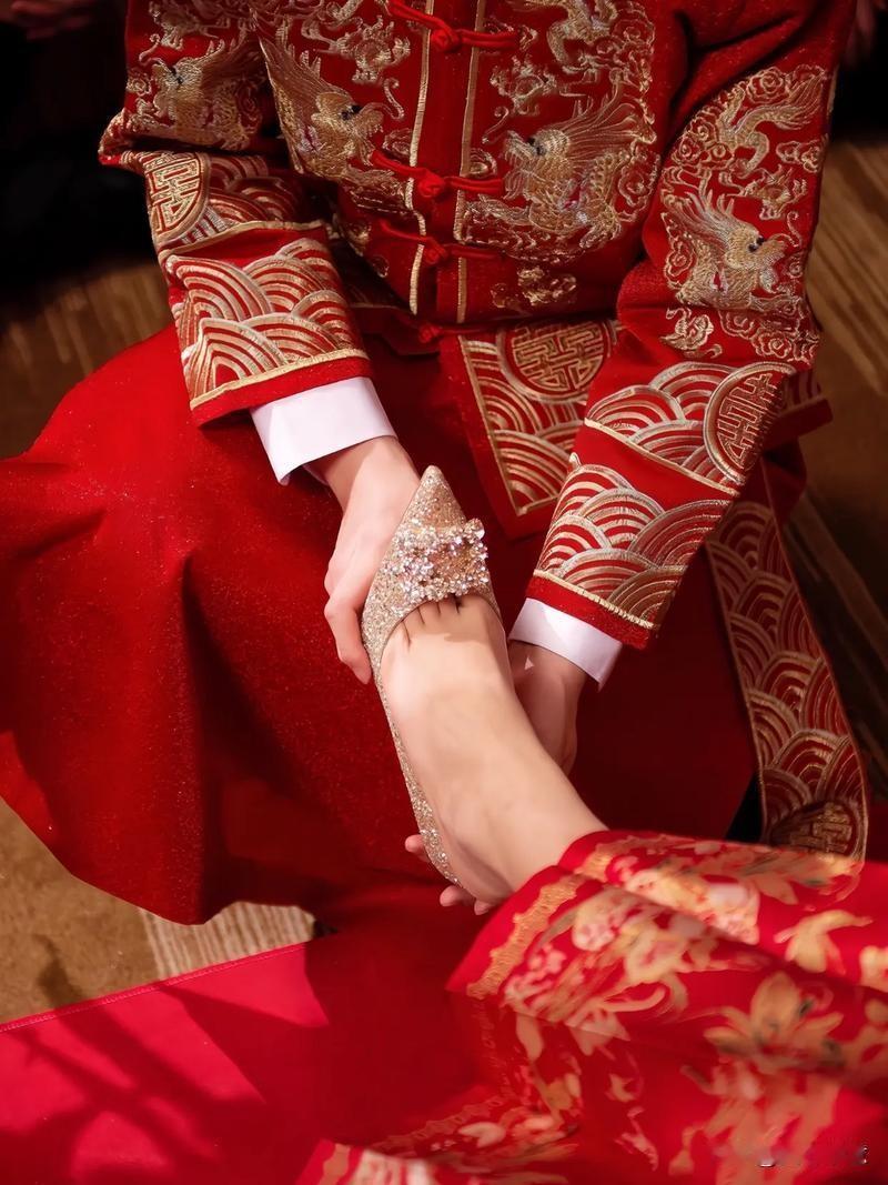 毕淑敏散文《婚姻鞋》里用“鞋”来比喻合适的婚姻，简直绝了！
选伴侣就像选鞋，不是