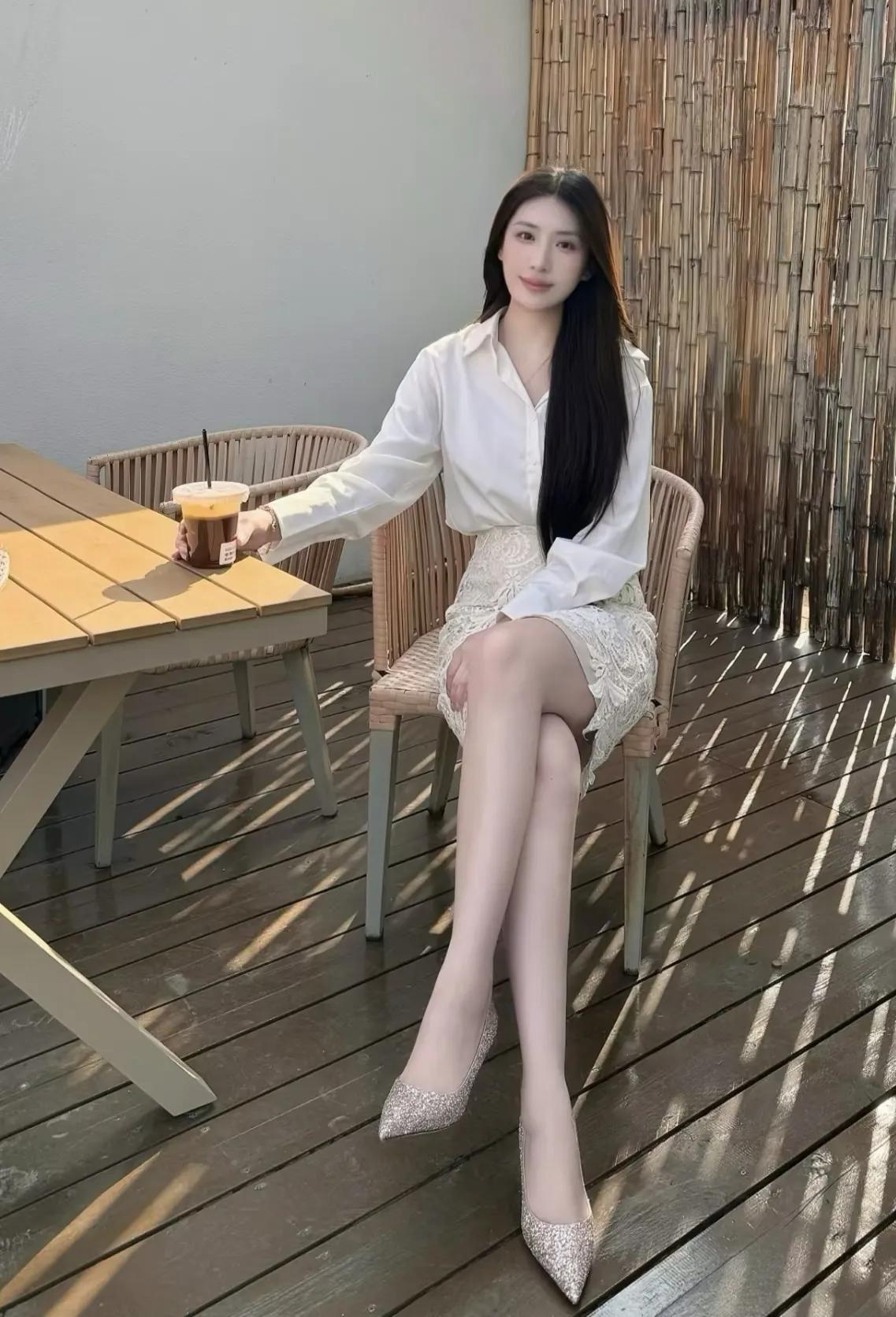 夏日午后，竹林咖啡馆，优雅白衬衫与蕾丝裙的完美搭配，一杯冰咖啡，静享悠闲时光。