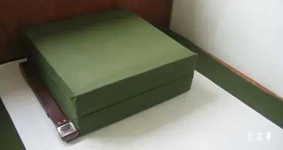 部队生活见闻。
一丝不苟的行事作风，严谨严肃的生活态度，铸就祖国的钢铁长城。
敬