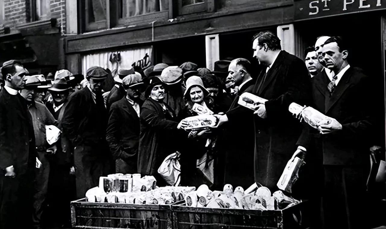 这不是侦探小说，是1938到1942年间德国街头和办公室里真发生的事。
纳粹没靠